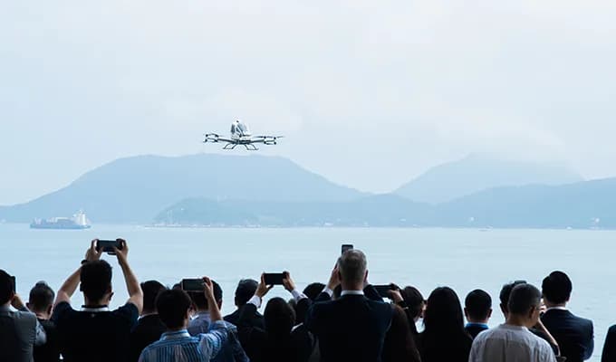 En EHang EH216-S flyger framför en publik vid Hongkongs kust