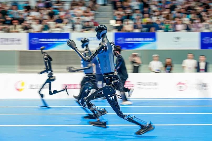 Humanoida robotar tävlar på World Humanoid Robot Games i Peking