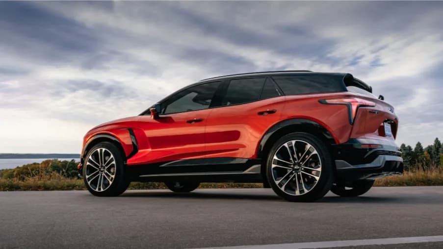 En röd Chevrolet Blazer EV vid en sjö. Modellen använder GM:s Google-baserade inbyggda system i stället för Apple CarPlay och Android Auto. Bild: Chevrolet. Källa: Chevrolets officiella produktsida för 2026 Blazer EV. Användningsrätt: officiell produktbild använd i redaktionell bevakning med tydlig källa och kredit. Debrief-bearbetning: beskuren till 16:9, konverterad från PNG till JPEG och komprimerad; motivet är i övrigt oförändrat.